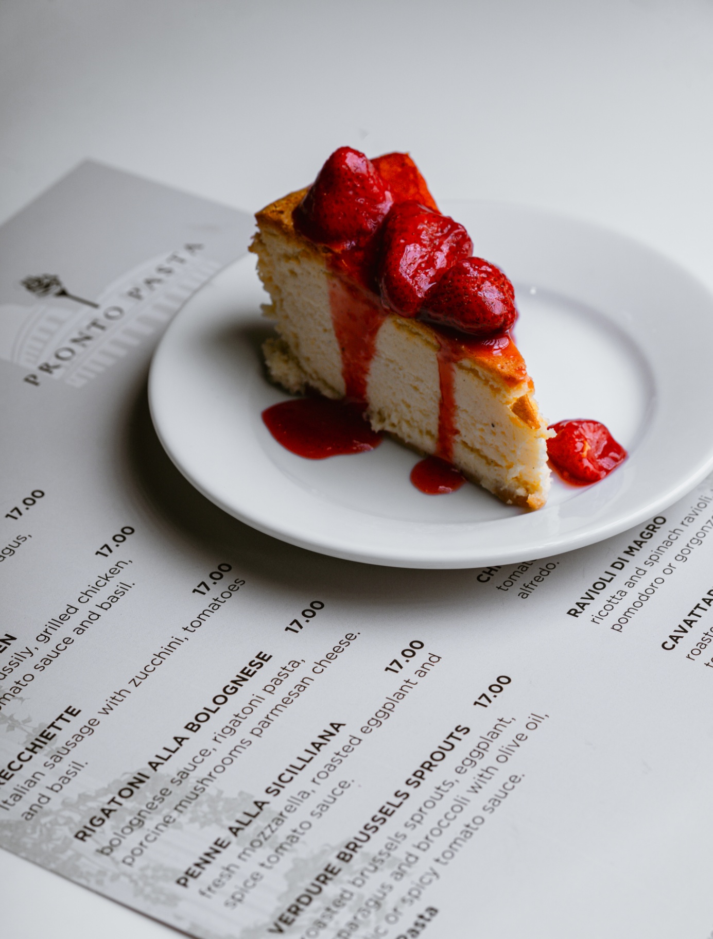 New York cheesecake with strawberry compote