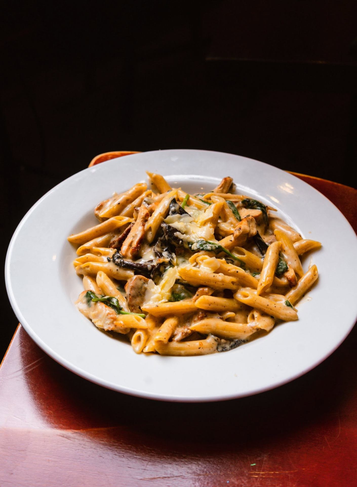 Penne with chicken, mushrooms and spinach